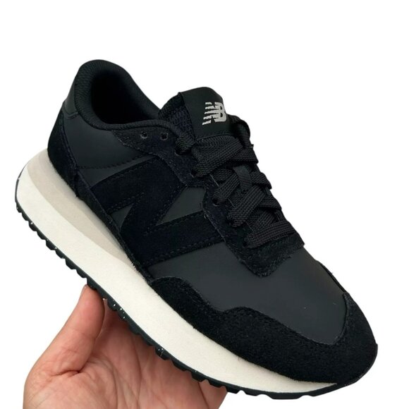 New Balance 237 V1 Youth Boy's Sneaker Size 4.5/Women's Size 6 Black Nylon/Suede